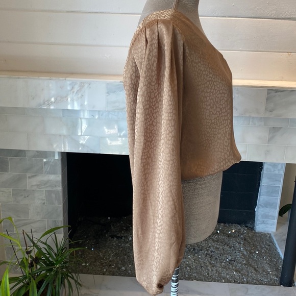 Show Me Your Mumu One Shoulder Balloon Sleeve Copper Cheetah Crop Top Si… - Picture 4 of 11